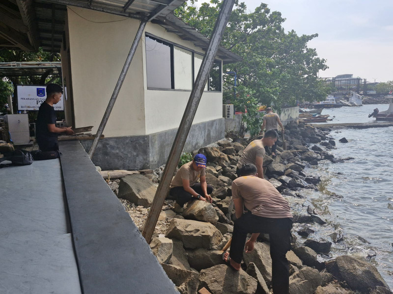 Satpolairud Polres Kepulauan Seribu Gelar Aksi Bersih Pantai di Marina Ancol