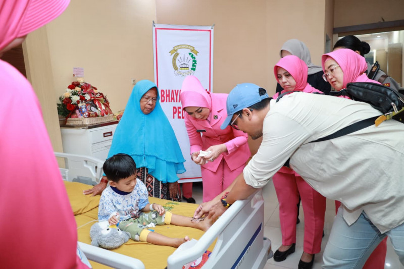 Bertemu Saat Banjir Rob Sei Tabuk, Kapolda Kalsel Berikan Bantuan Biaya Pengobatan Anak Yatim Piatu Korban Laka Lantas