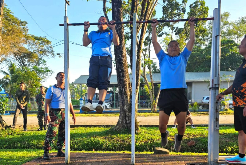 Di Balik Keringat dan Tekad, Personel Lanud Sjamsudin Noor Jalani Tes Kesamaptaan Demi Kenaikan Pangkat