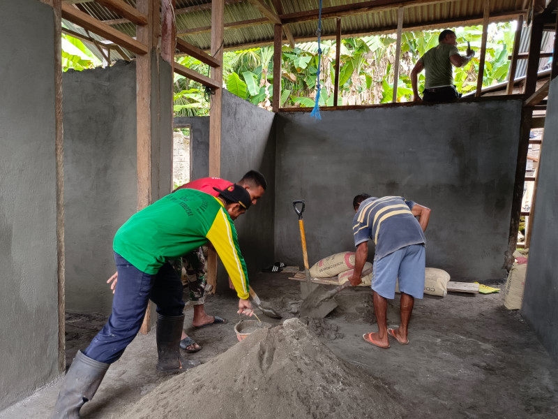 Personel TMMD Ke-127 Kodim 1514/Morotai Kerjakan Plester Dinding dan Pasang Triplek RTLH di Desa Mandiri
