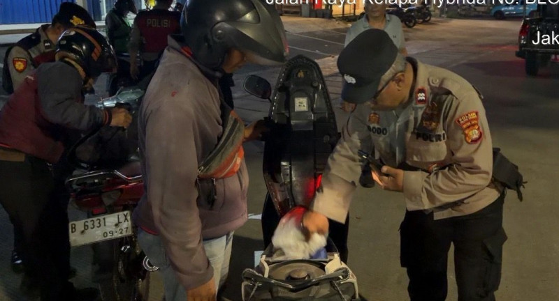 Polsek Kelapa Gading Tingkatkan Patroli Malam demi Ciptakan Rasa Aman Warga, Polisi Periksa Kendaraan dan Barang Bawaan Pengguna Jalan