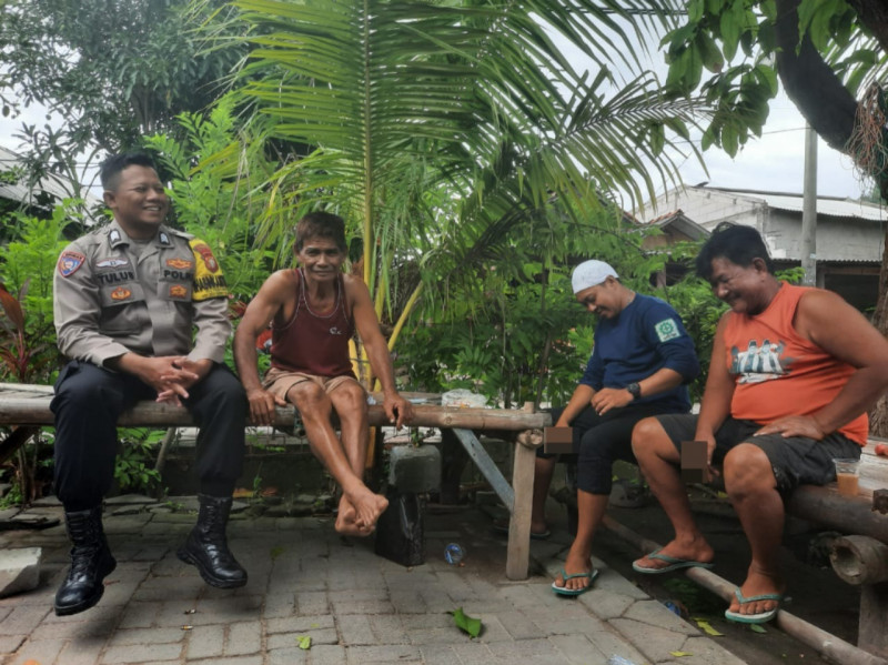 Dekat dengan Warga, Bhabinkamtibmas Pulau Lancang Sosialisasikan Layanan Darurat 110 dan Ajak Warga Jaga Jakarta Bersama