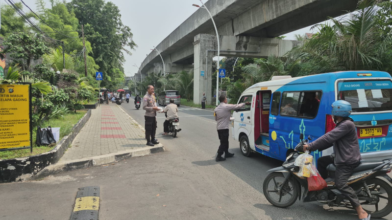 Polsek Kelapa Gading Gelar Jumat Peduli, Bagikan 50 Nasi Kotak untuk Ojol dan Warga