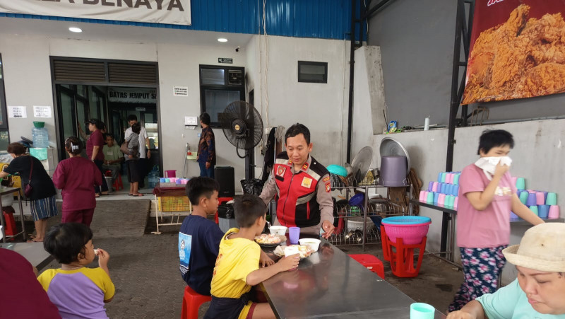 Jum’at Peduli Polsek Metro Penjaringan, Ratusan Paket Makanan Dibagikan untuk Warga di Penjaringan