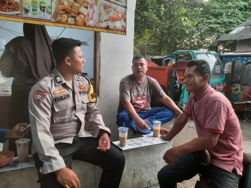 Bhabinkamtibmas Pulau Lancang Sosialisasikan Layanan Call Centre 110 kepada Warga