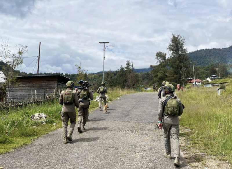 Lewat Patroli Jalan Kaki, Satgas Damai Cartenz Bangun Kedekatan dengan Warga Sinak