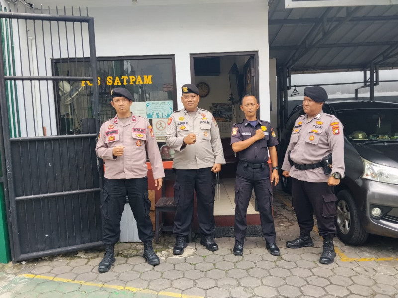 Polisi Patroli Jalan Kaki Dialogis Ciptakan Rasa Aman di Tengah Warga
