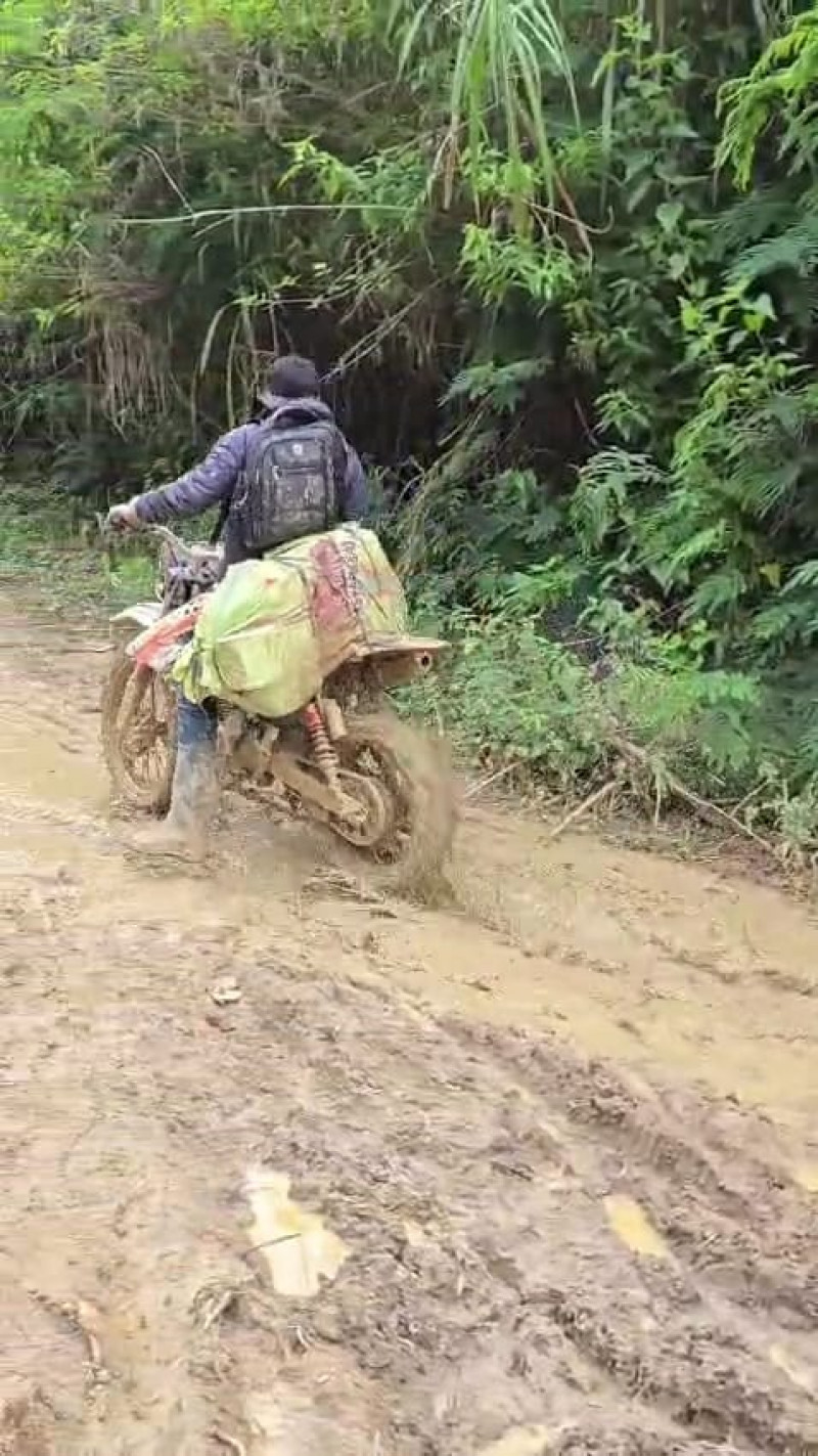 Terobos Medan Ekstrem, Warga Kampung Serule Apresiasi Personel Polres Aceh Tengah Jadi yang Pertama Salurkan Logistik