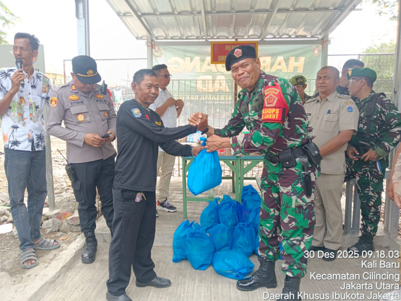 Perkuat Sinergi TNI - Polri  Jaga Jakarta dan Jaga Warga, Kodim 0502/JU Salurkan Bantuan Sosial di Kalibaru