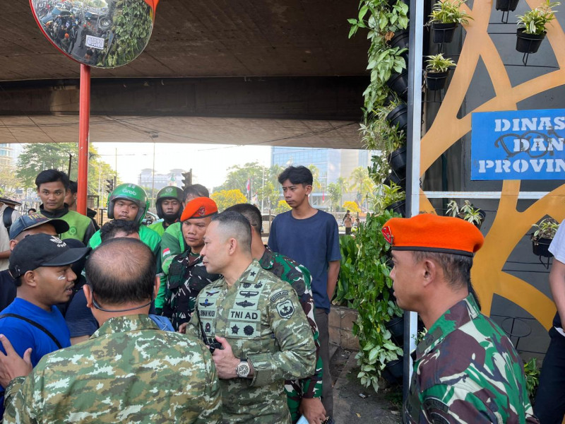 Kodam Jaya Bantu Polri Sekat dan Halau Massa Unjuk Rasa di Depan Gedung DPR/MPR RI