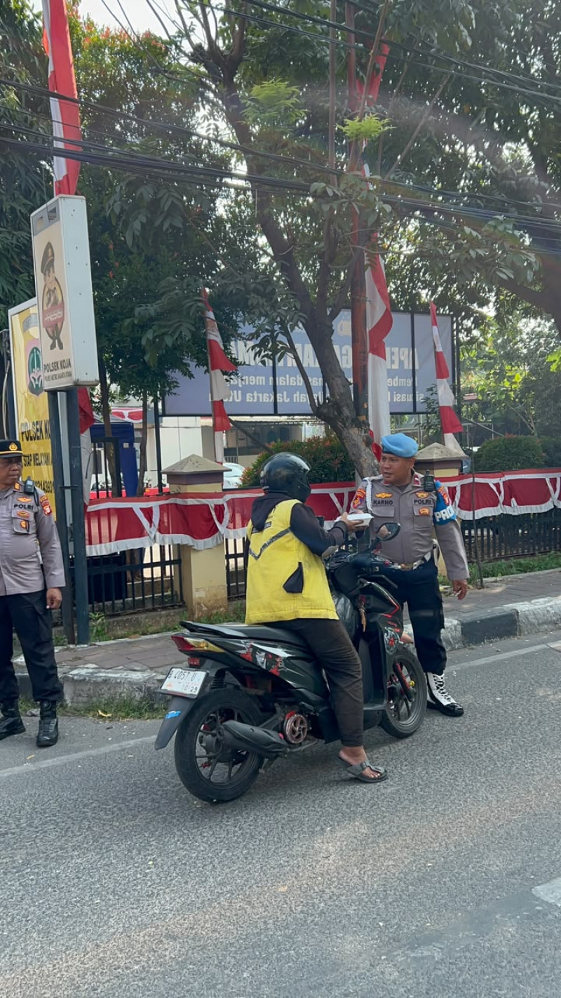 Polsek Koja Bagikan 50 Nasi Box kepada Warga dalam Program Jumat Peduli