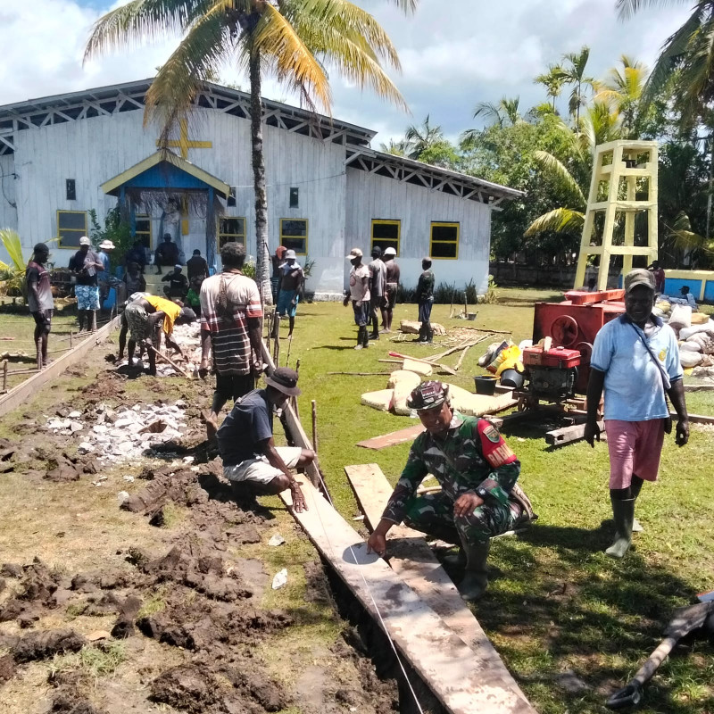 Perkokoh Kemanunggalan, Babinsa Koramil Kokonao Bersama Warga Binaan Gotong Royong Cor Jalan Gereja
