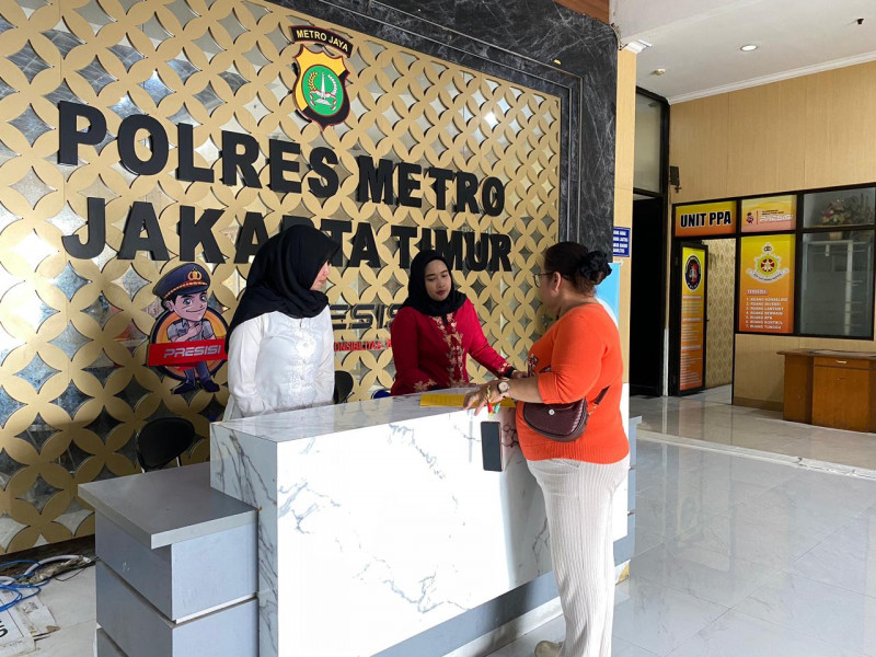 Hari Kartini, Polwan Berkebaya Layani Warga di Polda Metro Jaya