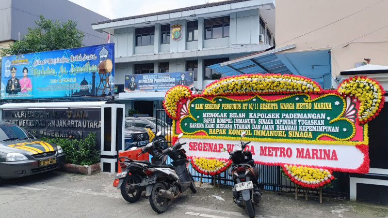 Warga Pademangan Sampaikan Aspirasi Penolakan Mutasi Kapolsek Melalui Karangan Bunga