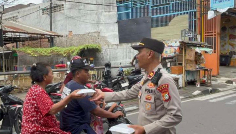 Polsek Koja Gelar Jumat Peduli, Bagikan Makanan Bergizi Gratis untuk Warga