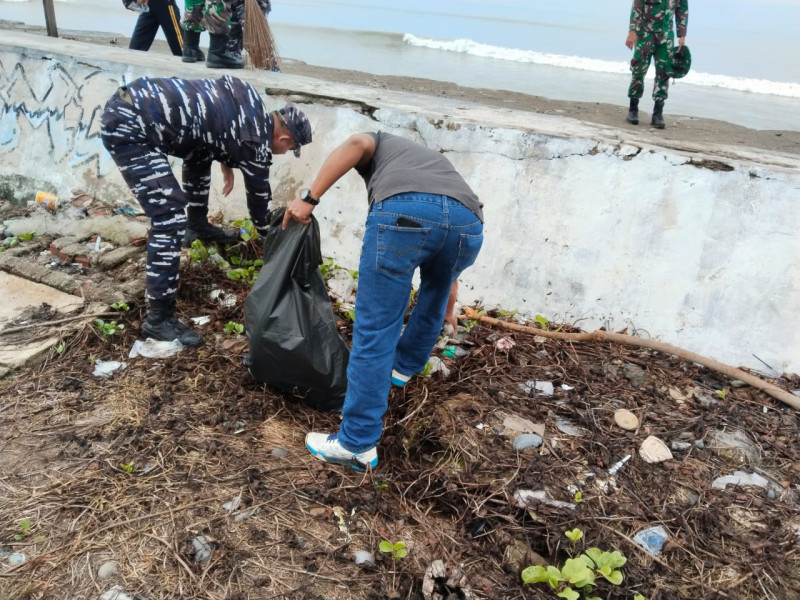 Dukung Indonesia Asri, Pos TNI AL Mukomuko Bersinergi Laksanakan Kebersihan Pantai Abrasi