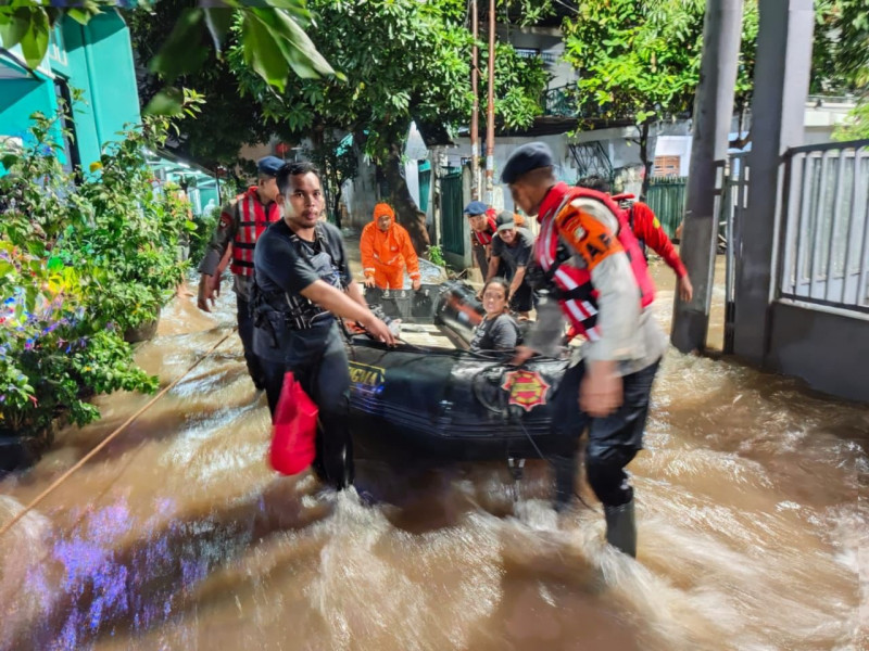 Brimob Polda Metro Jaya Laksanakan Patroli Sar Antisipasi Banjir dan Bantu Evakuasi Warga di Pondok Aren