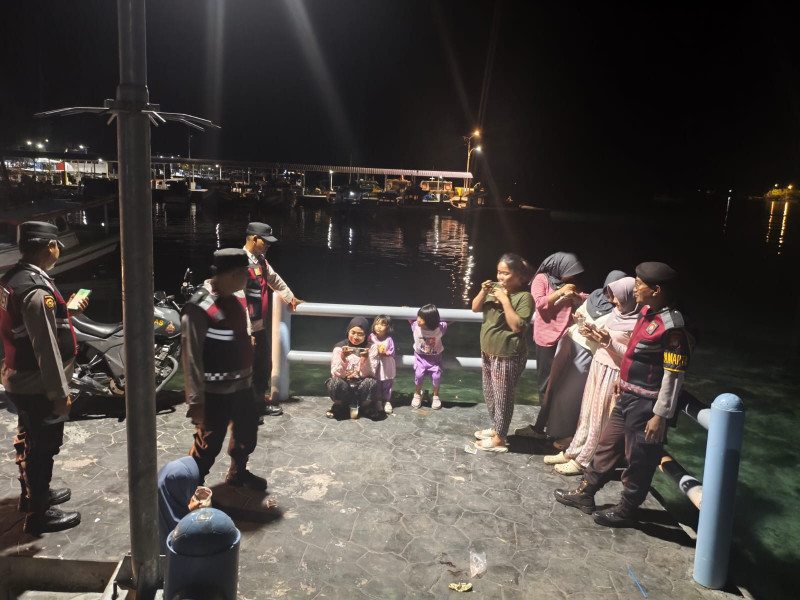 Patroli Malam Gabungan Polsek Kepulauan Seribu Utara, Sosialisasikan Layanan 110 dan Cegah Gangguan Kamtibmas