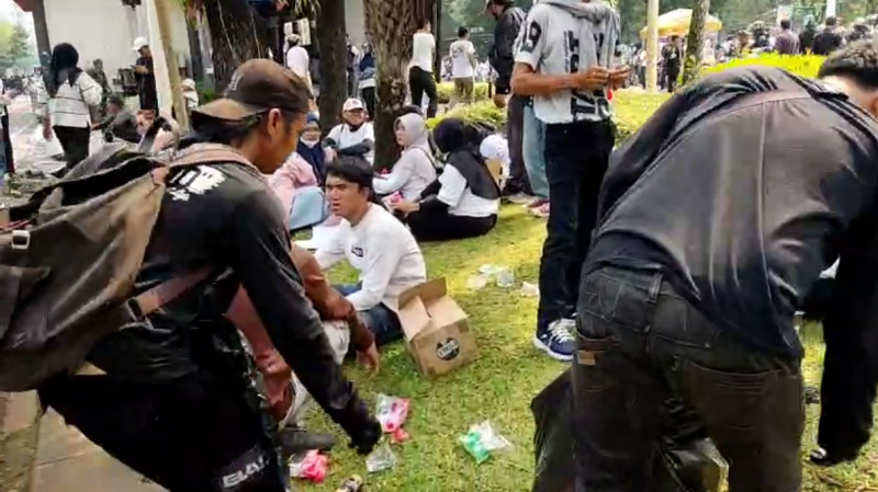 Supplier MBG Turun ke Jalan, Bagikan Buah dan Ikut Bersih-Bersih Pasca Demo