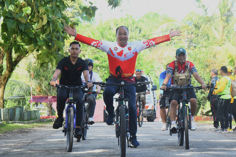 Dankodaeral lX Beserta Ketua Daerah Kodaeral l Gabungan Jalasenastri Koarmada RI Semarakan Fun Bike Songsong HUT TNI ke 80