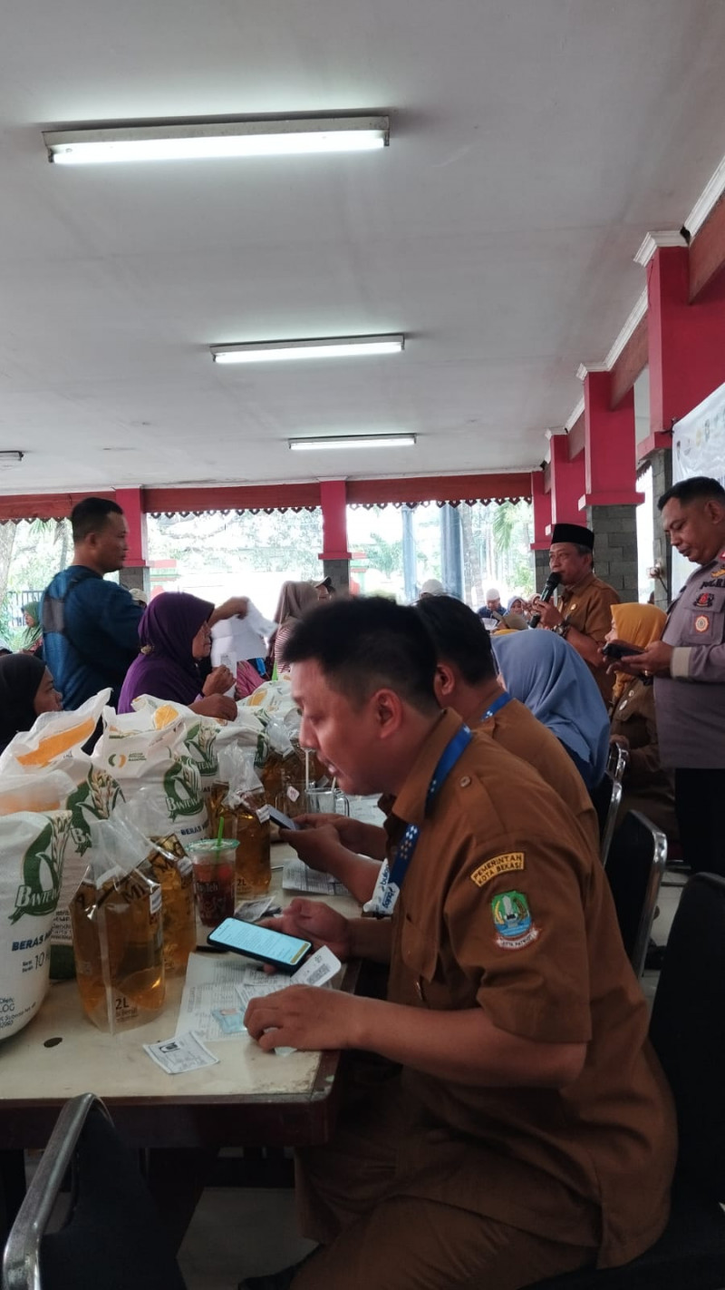 Polsek Pondok Gede Amankan Penyaluran Bansos Beras dan Minyak Goreng di Jatiwaringin