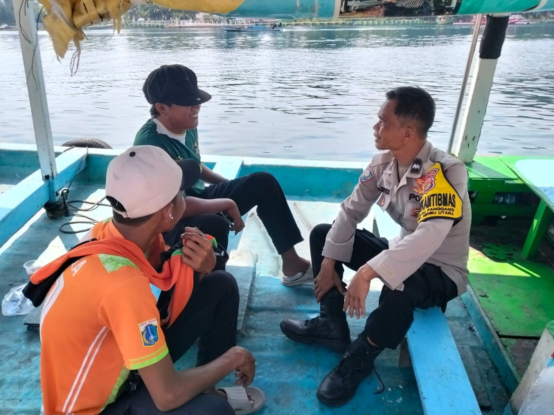 Bhabinkamtibmas Pulau Panggang Sambangi Warga, Sosialisasikan Layanan Polri 110 dan Tangkal Paham Radikal