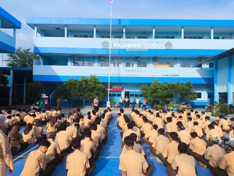Polsek Koja Gelar Program Police Go To School : 300 Pelajar SMK Tanjung Priok Dibekali Edukasi Anti Tawuran dan Bahaya Judi Online