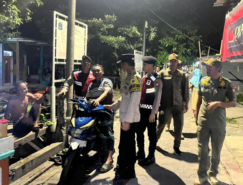 Sinergitas TNI-Polri Bersama Satpol PP dan Potmas Gelar Patroli Malam, Sosialisasi Layanan 110 Antisipasi Tawuran serta 3C di Kepulauan Seribu Utara