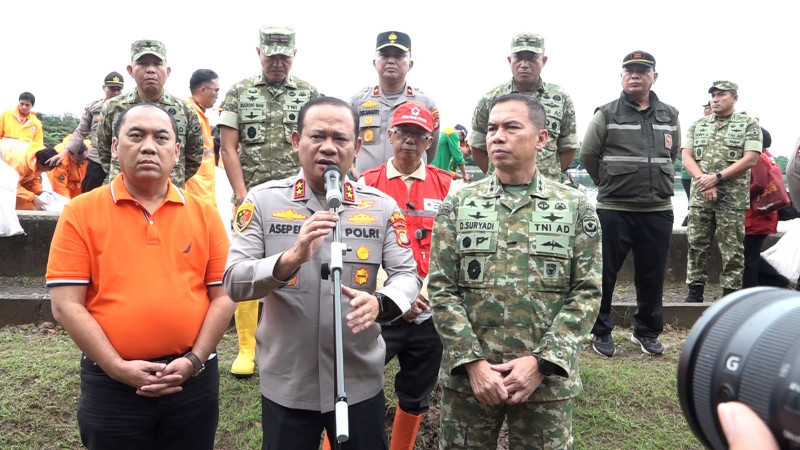 Terjang Hujan dan Becek, Kapolda Metro dan Pangdam Jaya Terjun Bersih-Bersih Danau Cincin