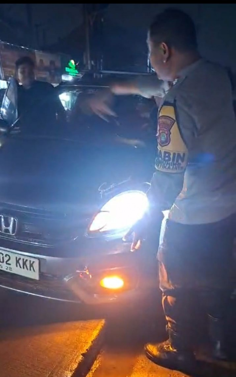 Bhabinkamtibmas Kelurahan Cimuning Bantu Evakuasi Kendaraan Warga yang Terperosok di Jalan Gondang