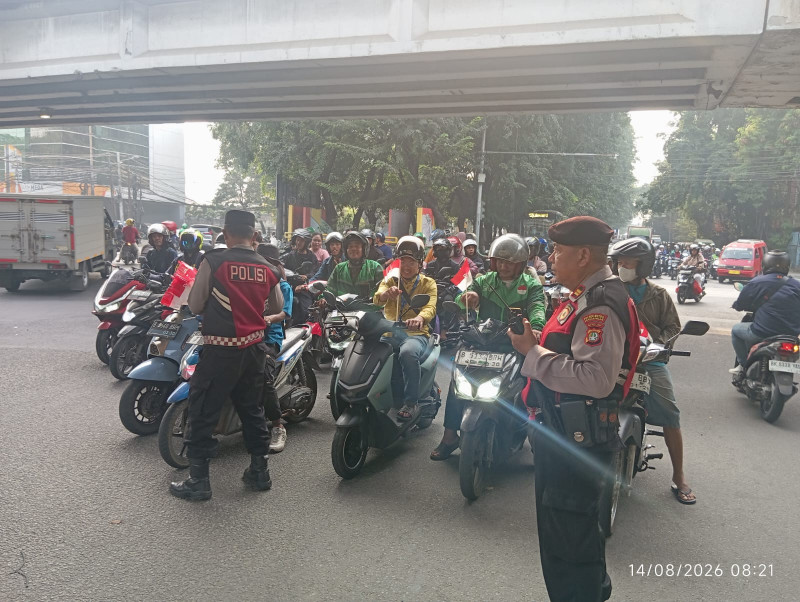 Polsek Metro Penjaringan Bagikan 200 Bendera Merah Putih kepada Pengguna Jalan Sambut HUT RI ke-81