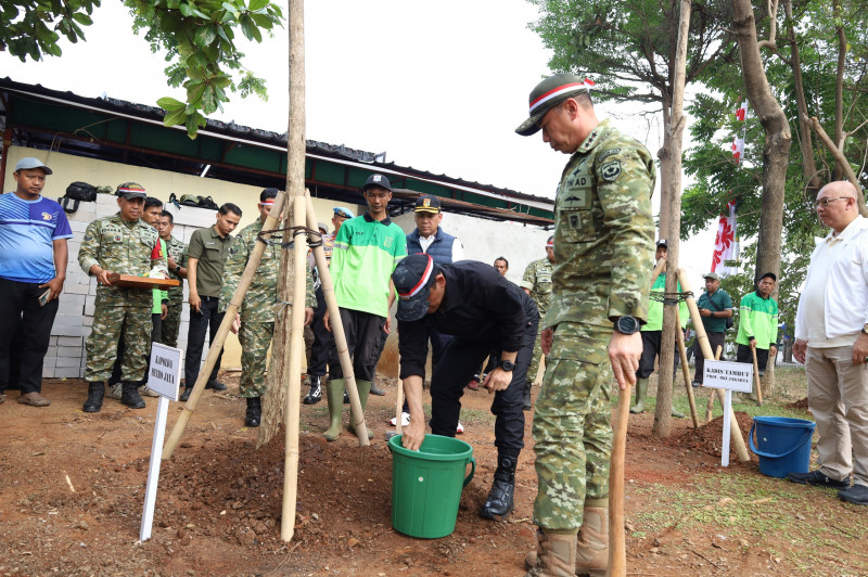 Sambut HUT ke-81 RI, Pangdam Jaya dan Kapolda Metro Jaya Pimpin Karya Bakti Bersihkan Sungai di Jakarta Utara