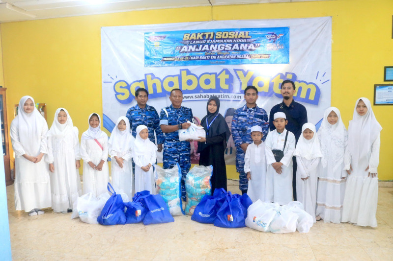 Berbagi Kasih dan Kepedulian di Hari Bakti Ke-79 TNI AU, Lanud Sjamsudin Noor Hadirkan Senyum untuk Anak Yatim dan Purnawirawan