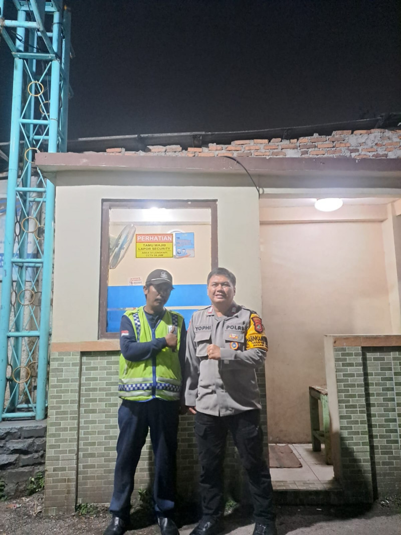 Perkuat Keamanan Lingkungan, Bhabinkamtibmas Harapan Mulya Pantau Kesiapan Siskamling RW 06