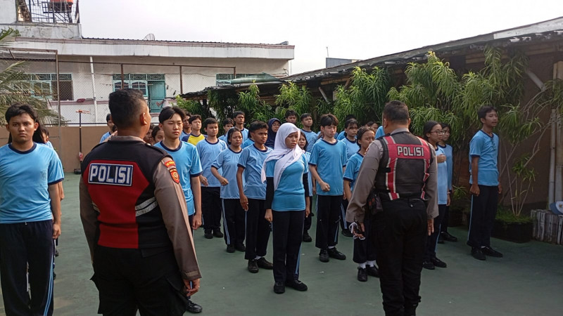 Police Go to School Polsek Pademangan Tanamkan Disiplin dan Kepemimpinan Pada Siswa
