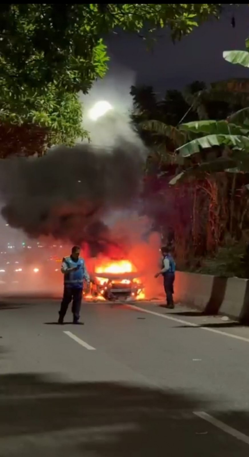Mobil Honda CR-V Terbakar di Dekat Pintu Tol Pluit, Api Sempat Membesar Sebelum Berhasil Dipadamkan