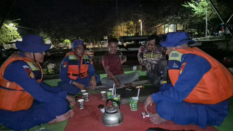 Ngopi Kamtibmas di Tengah Laut, Polairud Polres Kepulauan Seribu Ingatkan Nelayan Waspada Hoaks dan Cuaca Ekstrem