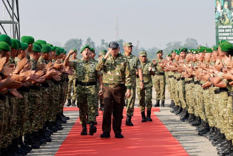 Wakil Panglima TNI Dampingi Menhan RI Kunjungi Yonif TP 852/ABY
