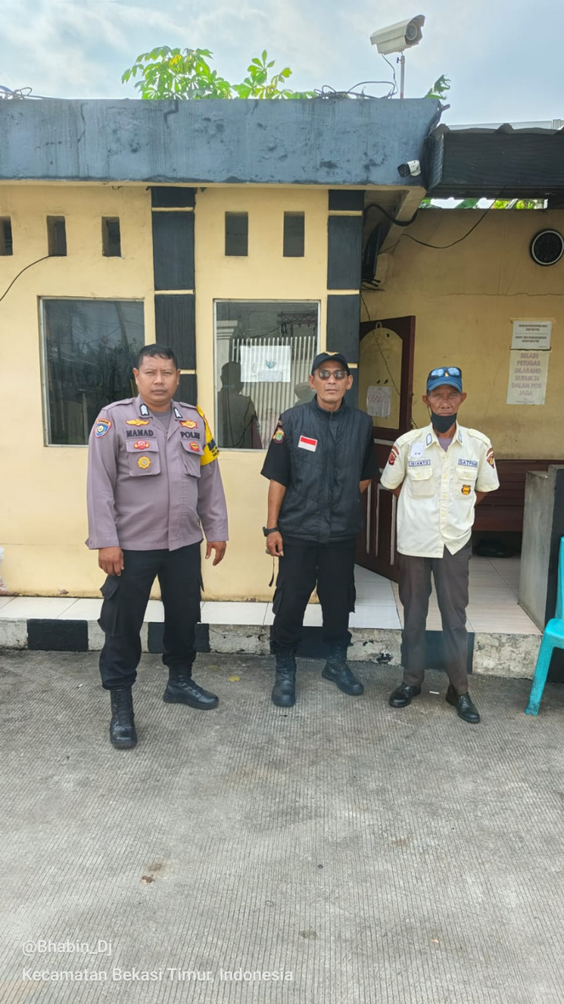 Sambangi Pos Keamanan Taman Juanda, Bhabinkamtibmas Duren Jaya Ajak Warga Proaktif Jaga Kamtibmas