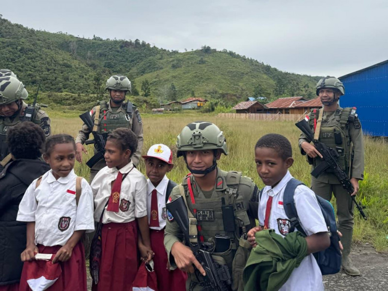 Patroli Humanis Satgas Ops Damai Cartenz di Kampung Kabiding, Kehangatan Warga dan Tawa Anak-Anak Warnai Pagi di Oksibil