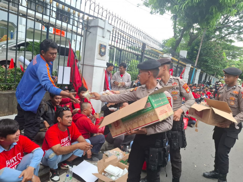 Polres Metro Jakarta Pusat Layani Penyampaian Pendapat Buruh di MA, Bagikan Roti dan Air Mineral kepada Peserta Aksi