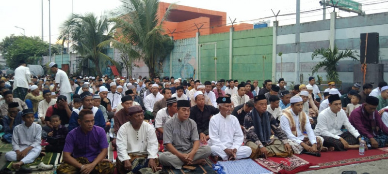Kebersamaan Idulfitri, Warga Kalibaru Laksanakan Sholat Ied di Ruang Terbuka