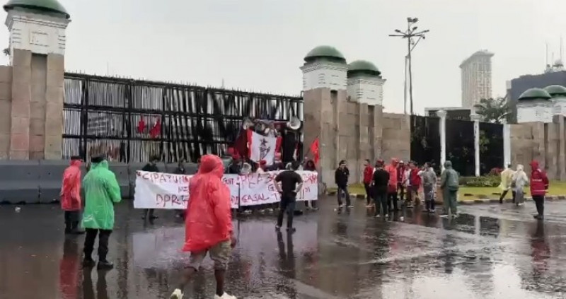 Hujan Tidak Jadi Penghalang, Polri Tetap Hadir Mengawal Aspirasi Masyarakat