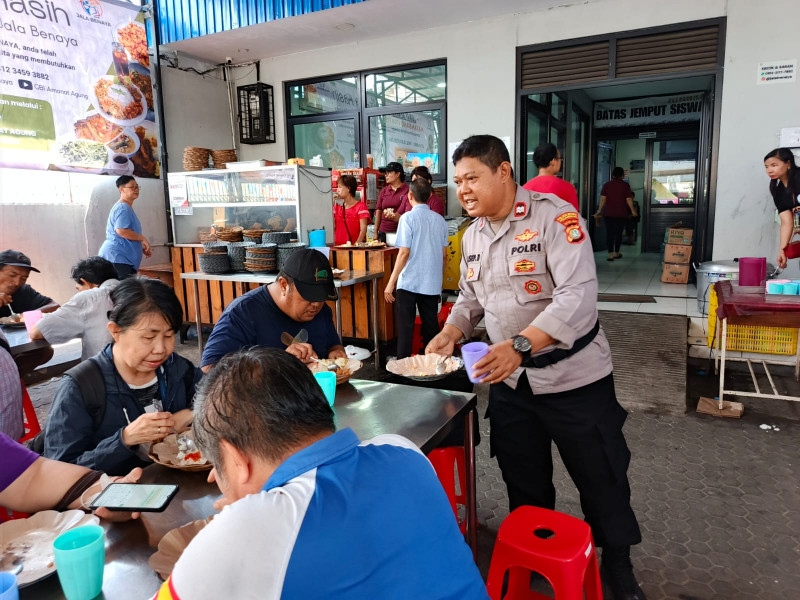 Polsek Metro Penjaringan Tebar Kepedulian, Bagikan Makanan Gratis untuk Warga di Bandengan Utara