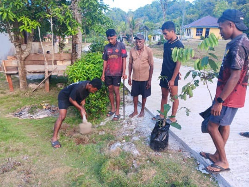 Hijaukan Kampung, Sejahterakan Warga! Satgas TMMD Ke-129 Tanam 500 Pohon Produktif untuk Masa Depan Masyarakat Sesor