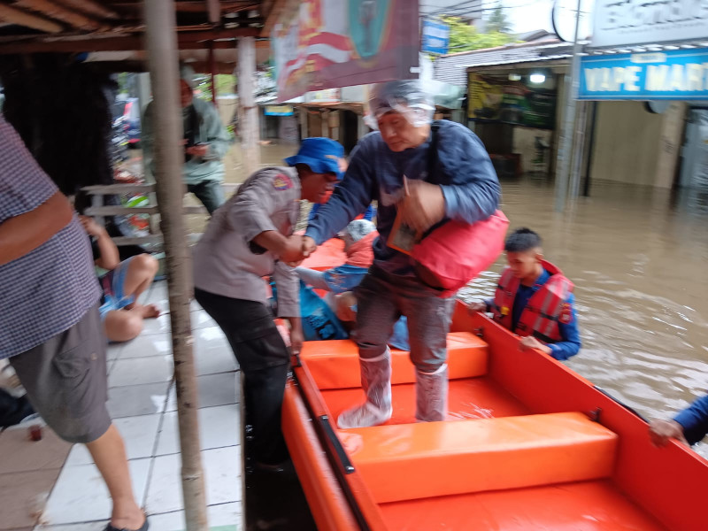 Polairud Polda Metro Jaya Evakuasi Warga Terdampak Banjir di Pondok Karya Jaksel