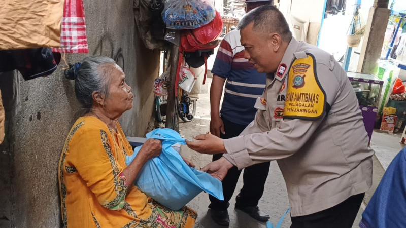 Polsek Penjaringan Salurkan 165 Paket Bansos dari Kapolda Metro Jaya untuk Warga Pejagalan