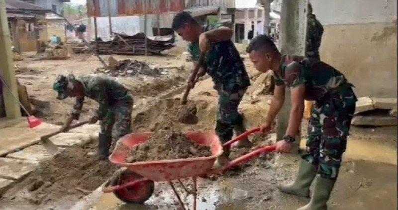 Sinergi TNI–Polri Percepat Pemulihan Sumbar: Bersihkan Pasar hingga Rumah Warga