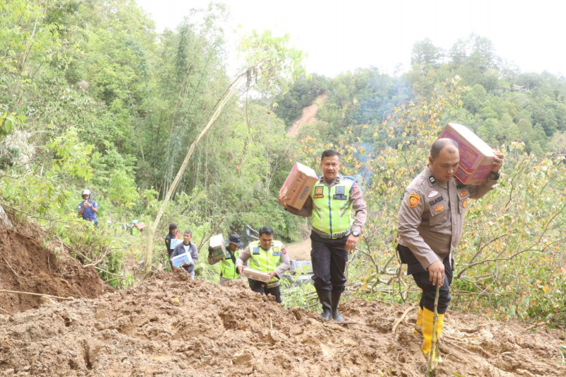 Polresta Bukittinggi Kembali Salurkan Bantuan Ke Warga Terdampak di Jorong Sungai Landia