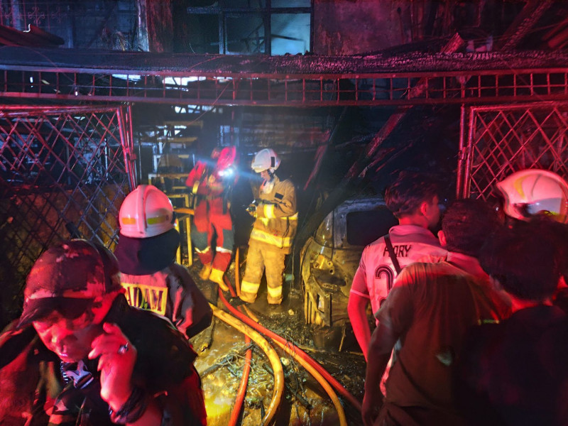 Kebakaran di RW 12 Pejagalan, Sejumlah Orang Diduga Terjebak di Dalam Rumah